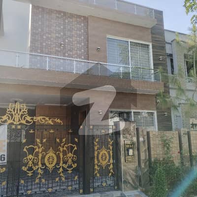 1 kanal old house corner hot location for sale