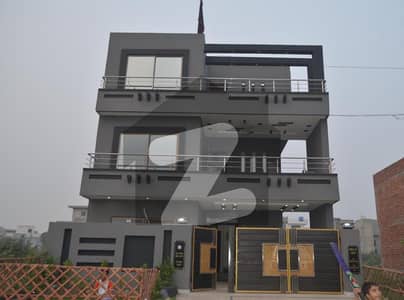 ایل ڈی اے ایوینیو لاہور میں 6 کمروں کا 10 مرلہ مکان 2.95 کروڑ میں برائے فروخت۔