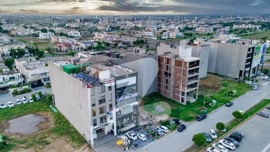گلبرگ لاہور میں 2 کنال کمرشل پلاٹ 64.5 کروڑ میں برائے فروخت۔