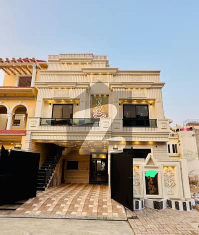 الرحمان گارڈن فیز 2 الرحمان گارڈن,لاہور میں 5 کمروں کا 8 مرلہ مکان 4.2 کروڑ میں برائے فروخت۔