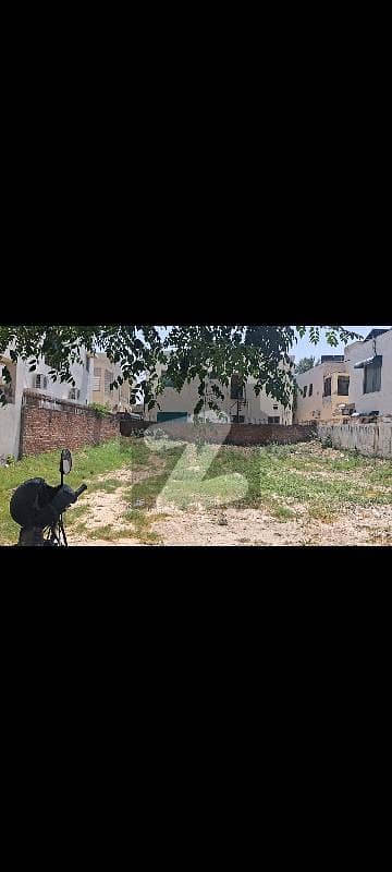 1 Kanal In Dha Phase 4, block HH, surrounded by homes