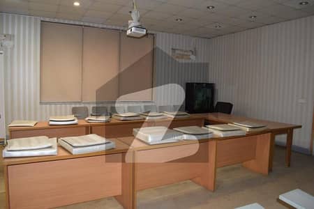 ڈیوس روڈ لاہور میں 4 کنال Studio عمارت 12.0 لاکھ میں کرایہ پر دستیاب ہے۔