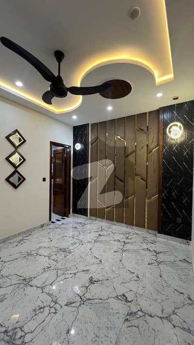 بحریہ ٹاؤن سیکٹر ای بحریہ ٹاؤن,لاہور میں 3 کمروں کا 5 مرلہ مکان 2.3 کروڑ میں برائے فروخت۔