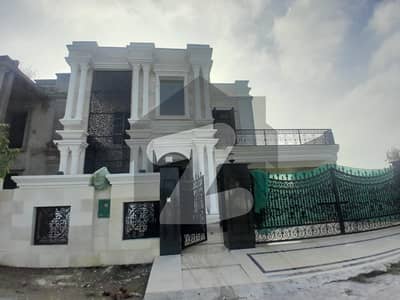 BEAUTIFUL HOUSE WITH FULL BASEMENT HOUSE 14.5 MARLA AVAILABLE FOR SALE IN BAHRIA ORCHARD