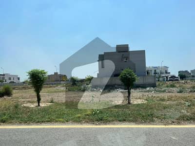 ڈی ایچ اے فیز 8 - بلاک ایکس فیز 8,ڈیفنس (ڈی ایچ اے),لاہور میں 1 کنال رہائشی پلاٹ 4.05 کروڑ میں برائے فروخت۔