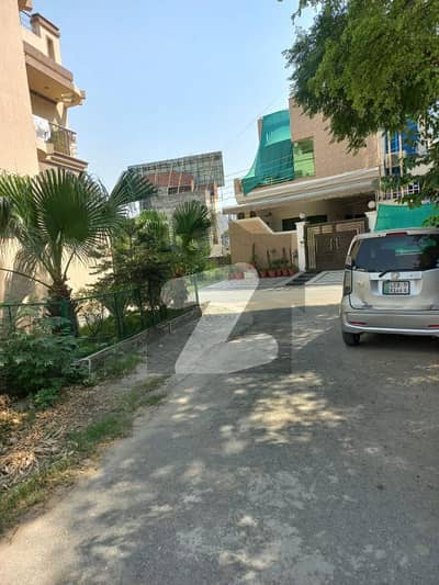 Facing Park Plot For Sale In Johar Town Block R-1