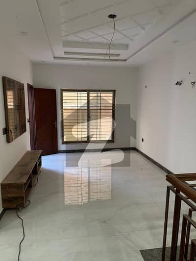 3Bed DDL 125 sq yd Villa FOR SALE at Precicnt-11B (All Amenities Nearby) Heighted Location Investor Rates