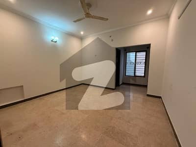 ای ۔ 11 اسلام آباد میں 5 کمروں کا 8 مرلہ مکان 2.2 لاکھ میں کرایہ پر دستیاب ہے۔