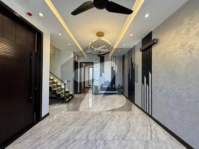 10 MARLA 4 BEDROOM HOUSE AVAILABLE FOR RENT