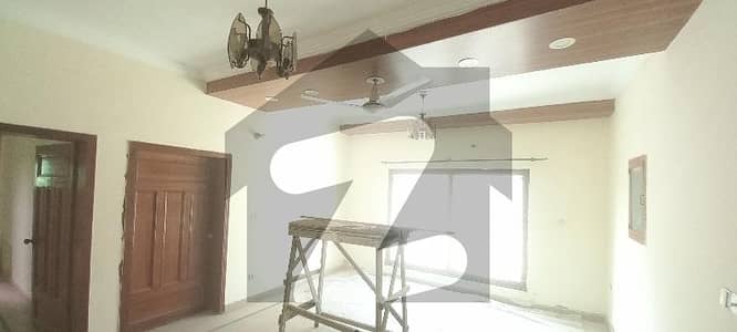 ایف ۔ 10 اسلام آباد میں 5 کمروں کا 1 کنال مکان 3.5 لاکھ میں کرایہ پر دستیاب ہے۔