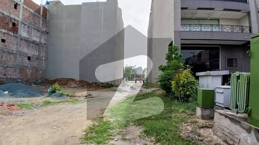 ڈی ایچ اے فیز 3 - بلاک زیڈ فیز 3,ڈیفنس (ڈی ایچ اے),لاہور میں 8 مرلہ کمرشل پلاٹ 19.0 کروڑ میں برائے فروخت۔