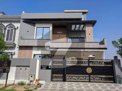 Ideal Facing Park House Is Available For sale In Multan