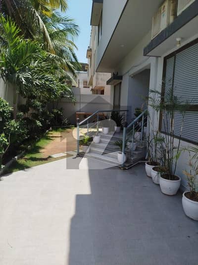 Prime Location 500 Square Yards Spacious Upper Portion Available In Tariq Road For rent