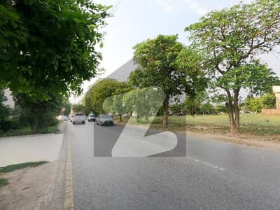 ڈی ایچ اے فیز 3 - بلاک وائے فیز 3,ڈیفنس (ڈی ایچ اے),لاہور میں 2 کنال رہائشی پلاٹ 15.0 کروڑ میں برائے فروخت۔
