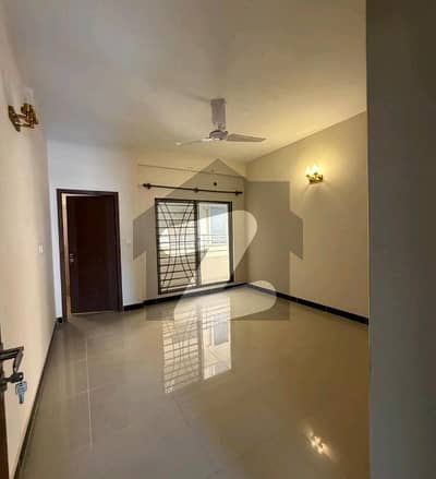 Prime Location 2700 Square Feet Flat For Grabs In Cantt