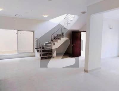 200sq Yd 3 Bedrooms Luxury Villa Is Available FOR RENT. 8km From Entrance Of BTK. 3 Bed DDL 1 Kitchen