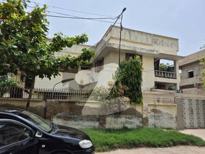 In Gulshan-e-Iqbal - Block 10 400 Square Yards House For sale