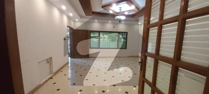 ایف ۔ 10 اسلام آباد میں 7 کمروں کا 1 کنال مکان 4.3 لاکھ میں کرایہ پر دستیاب ہے۔