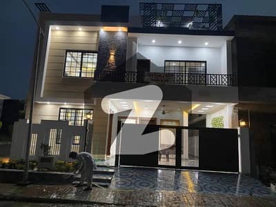 ٹاپ سٹی 1 اسلام آباد میں 4 کمروں کا 10 مرلہ مکان 5.5 کروڑ میں برائے فروخت۔