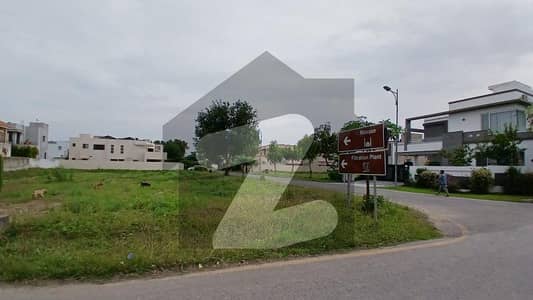 ڈی ایچ اے فیز 8 - بلاک ٹی فیز 8,ڈیفنس (ڈی ایچ اے),لاہور میں 2 کنال رہائشی پلاٹ 10.5 کروڑ میں برائے فروخت۔