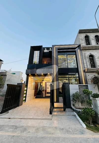 Find Your Ideal On Excellent Location House In Lahore Under Rs. 21500000