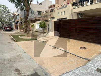 10 Marla Model House for Sale in Khayaban-e-Amin Block D (3 Bed | Prime Location)