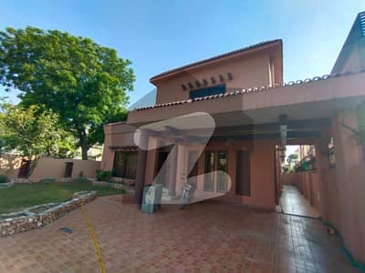 ONE KANAL BEAUTIFULL HOUSE AVALIABLE FOR RENT IN DHA PHASE 3