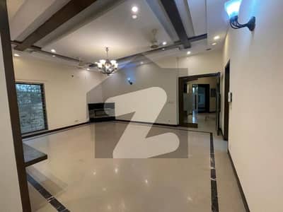 ڈی ایچ اے فیز 5 ڈیفنس (ڈی ایچ اے),لاہور میں 6 کمروں کا 1 کنال مکان 3.5 لاکھ میں کرایہ پر دستیاب ہے۔