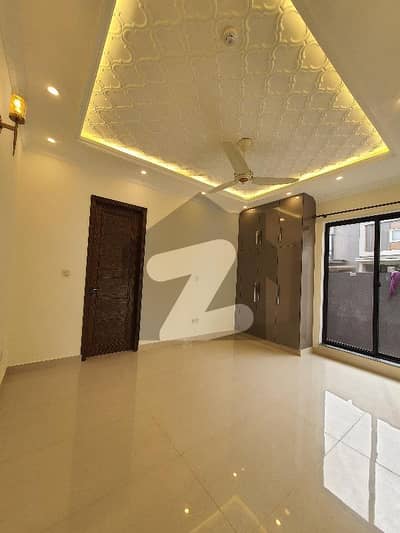 GAS INSTALLED with 5 bed 11 MARLA ORIGNAL PICTURES HOUSE IDEAL LOCATION