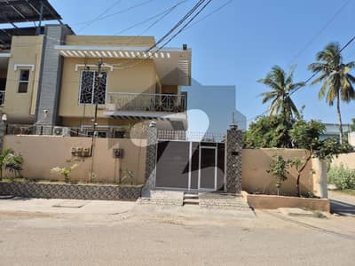 Spacious 200 Yards Town House Available For Sale Park Facing Near Altamash Dental Clifton