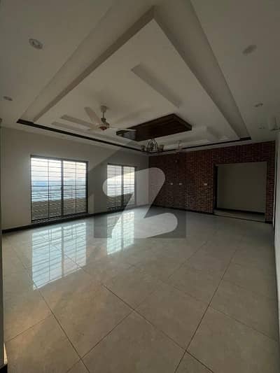 10 Marla 3 Bedrooms Open view Flat Available For Sale.