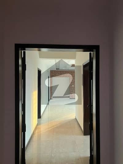 10 Marla 3 Bedrooms Hot Location Flat For Sale.