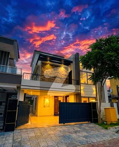10 Marla Luxury House Available For Sale