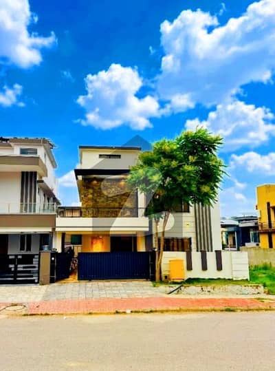 10 Marla Luxury House Available For Sale