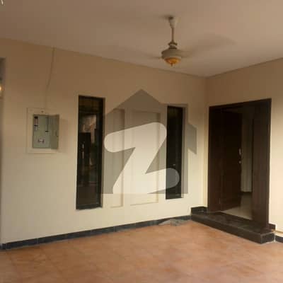 10 MARLA 3 BEDROOM HOUSE AVAILABLE FOR RENT
