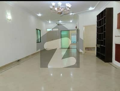 Prime Location Clifton - Block 2 Flat Sized 2200 Square Feet