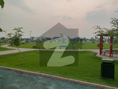 Top Location Investment And Living - 150' Road Back Near Park MCdonalds And Cover By Luxury Villas 2-Kanal