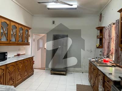 ایف ۔ 8 اسلام آباد میں 5 کمروں کا 1 کنال مکان 7.0 لاکھ میں کرایہ پر دستیاب ہے۔
