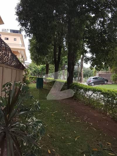 ایف ۔ 10 اسلام آباد میں 4 کمروں کا 1 کنال مکان 27.5 کروڑ میں برائے فروخت۔