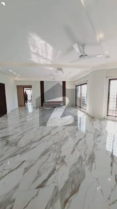 12 MARLA 4 BEDROOM APARTMENT AVAILABLE FOR RENT