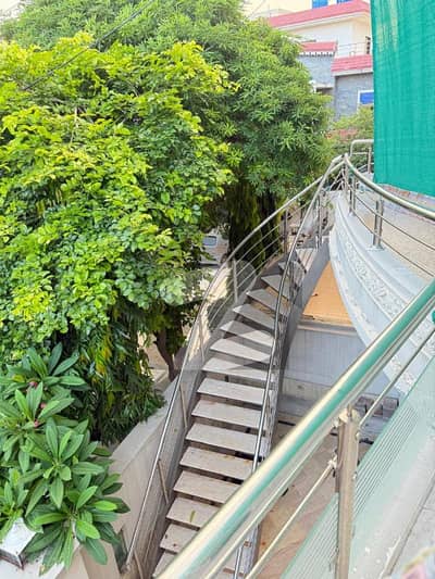 GET A CHANCE TO BUT 10 MARLA BEAUTIFUL HOUSE FOR SALE IN NASHEEMAN IQBAL PH 1 IN A VERY HOT LOCATION OF LAHORE