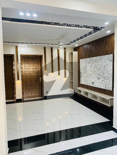 5 MARLA BRAND NEW LUXURY DESIGNER BEAUTIFUL FULL HOUSE AVAILABLE FOR SALE VERY GOOD MOST PRIME LOCATION