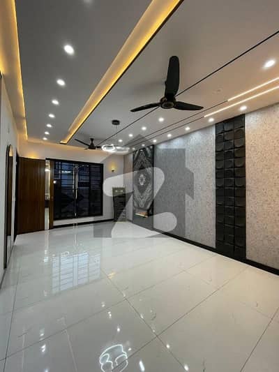 10 Marla Luxurious House Available For Sale