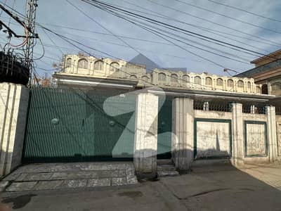 یونیورسٹی روڈ پشاور میں 5 کمروں کا 11 مرلہ مکان 3.6 کروڑ میں برائے فروخت۔