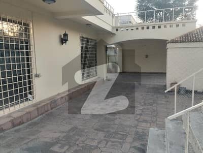 ایف ۔ 6 اسلام آباد میں 5 کمروں کا 1 کنال مکان 15.3 لاکھ میں کرایہ پر دستیاب ہے۔