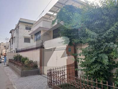 A House Of 400 Square Yards In Gulshan-E-Iqbal