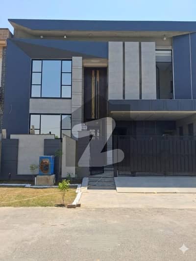 9 Marla Luxury House for Sale in Bankers Avenue Cooperative Housing Society Lahore