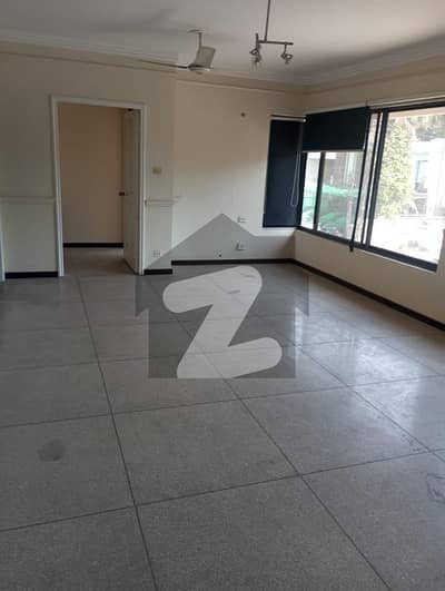 گلبرگ لاہور میں 1 کنال Studio مکان 25.0 کروڑ میں برائے فروخت۔