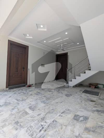 سوان گارڈن اسلام آباد میں 4 کمروں کا 6 مرلہ مکان 2.95 کروڑ میں برائے فروخت۔