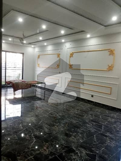 ڈی ایچ اے فیز 8 ڈیفنس (ڈی ایچ اے),لاہور میں 3 کمروں کا 1 کنال بالائی پورشن 1.0 لاکھ میں کرایہ پر دستیاب ہے۔